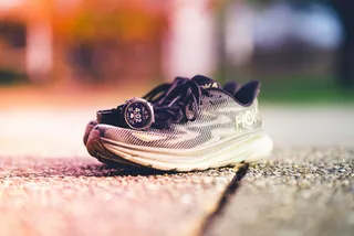Montre de sport Garmin Forerunner 255 portée au poignet avant une séance de course à pied